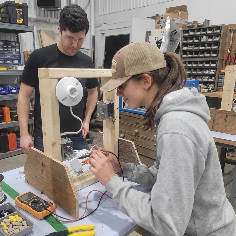 atelier collaboratif de l'Outaouais, apprendre les bases de l'électricité, atelier sur l'électricité, Gatineau, Aylmer, Outaouais, circuit électrique de base, apprentissage convivial, fonctionnement de base d’un circuit, apprendre les différences entre les ohms, volts, watts et ampères